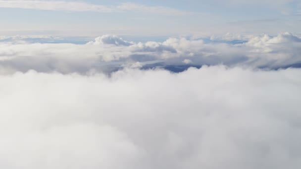 Beyaz bulutların üzerinde Grönland üzerinden uçan — Stok video