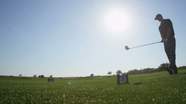 Golfer spielt Golf im Freien — Stockvideo