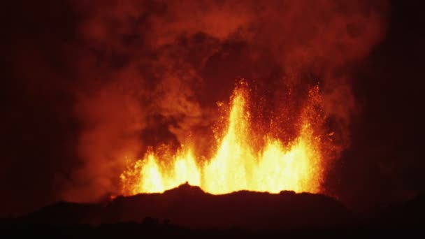 Aerial view of flowing  Holuhraun lava — Stock Video