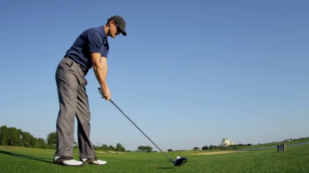 Golfer using driver to tee off — Stock Video