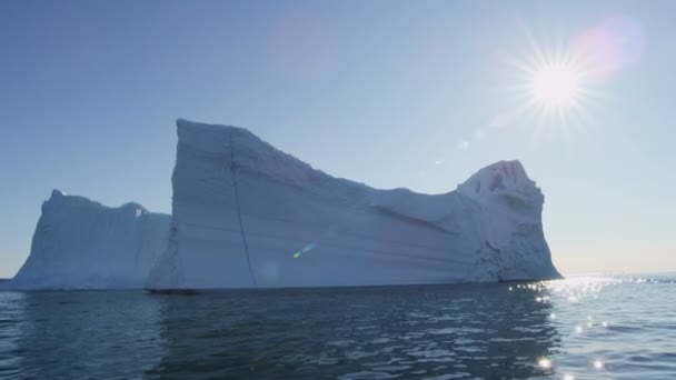 Enormt isberg flyter i vatten — Stockvideo