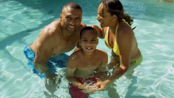 Familia pasar tiempo en la piscina — Vídeos de Stock