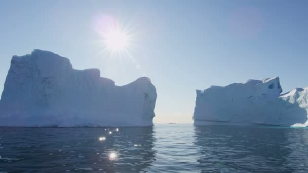 Enorme ijsbergen drijvend in het water — Stockvideo
