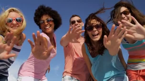 Adolescenti che si godono il tempo insieme sulla spiaggia — Video Stock