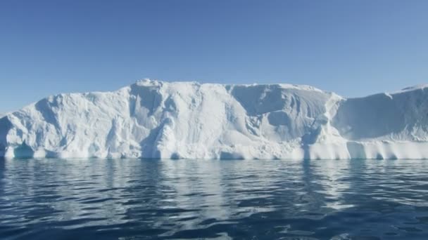 Enormt isberg flyter i vatten — Stockvideo