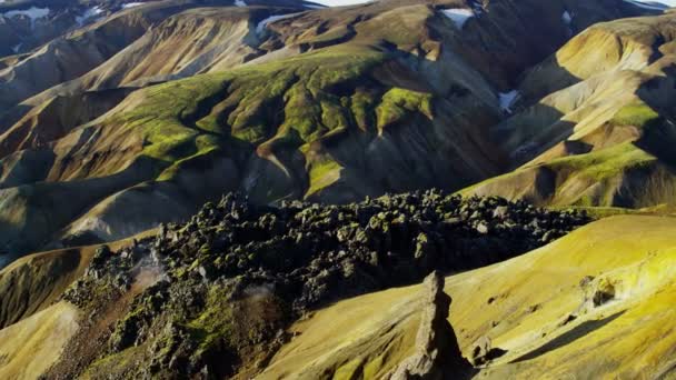 アイスランドの山の岩の多い地域 — ストック動画