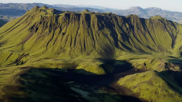 アイスランドの山の岩の多い地域 — ストック動画