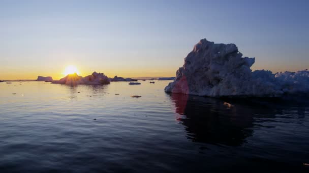 석양에 물에 떠 있는 빙하 얼음 floes — 비디오
