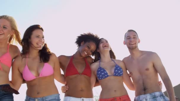 Adolescentes se divertindo na praia — Vídeo de Stock
