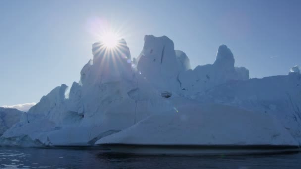 Témpanos glaciares flotando en el agua — Vídeos de Stock