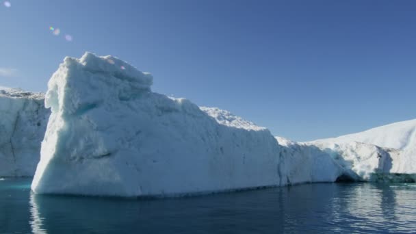 Témpanos glaciares flotando en el agua — Vídeos de Stock