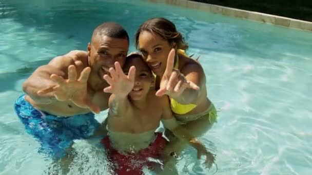 Família passa tempo na piscina — Vídeo de Stock