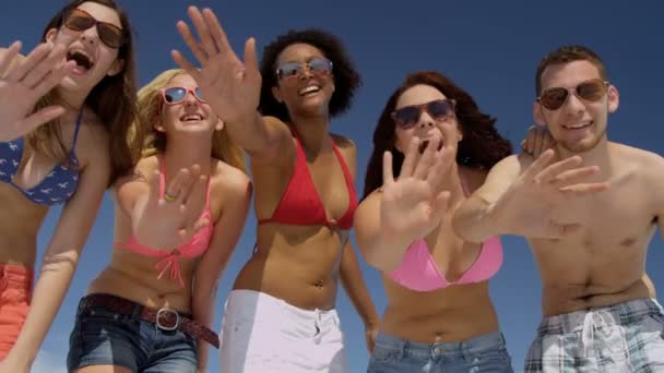 Adolescentes desfrutando de tempo juntos na praia — Vídeo de Stock