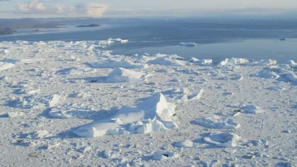 Ledovcové kry plovoucí ve vodě — Stock video