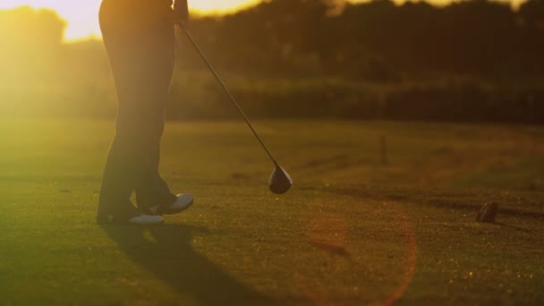 Gün batımında Golf oynayan erkek golfçü — Stok video