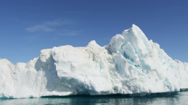 Témpanos glaciares flotando en el agua — Vídeo de stock