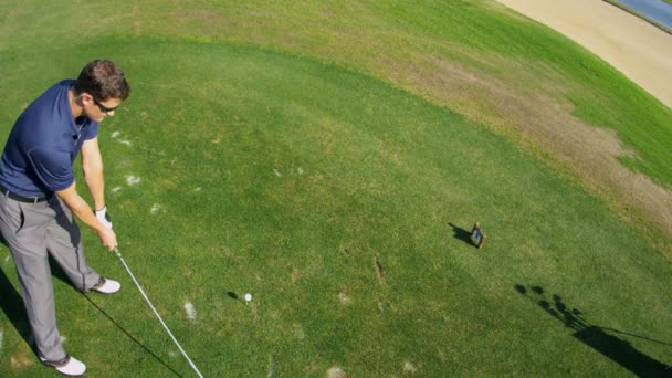 Golfista pomocí ovladače na odpaliště — Stock video