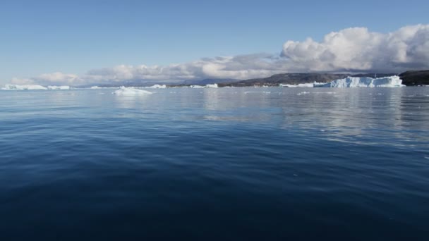 Témpanos glaciares flotando en el agua — Vídeo de stock