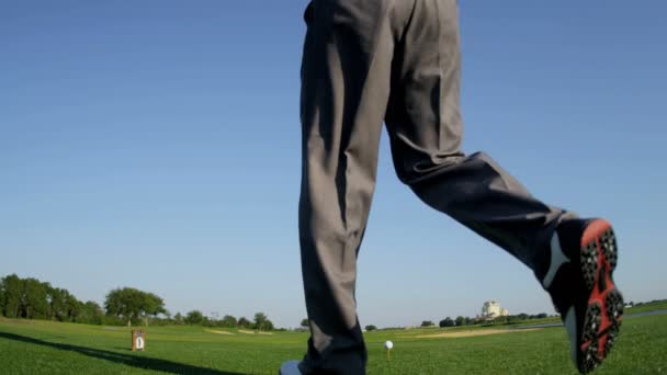 Golfer spielt Golf im Freien — Stockvideo