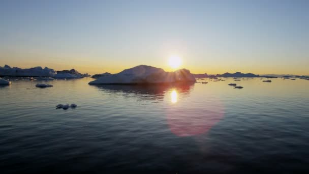 석양에 물에 떠 있는 빙하 얼음 floes — 비디오