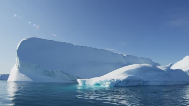 Gletsjer ice floes drijvend in het water — Stockvideo