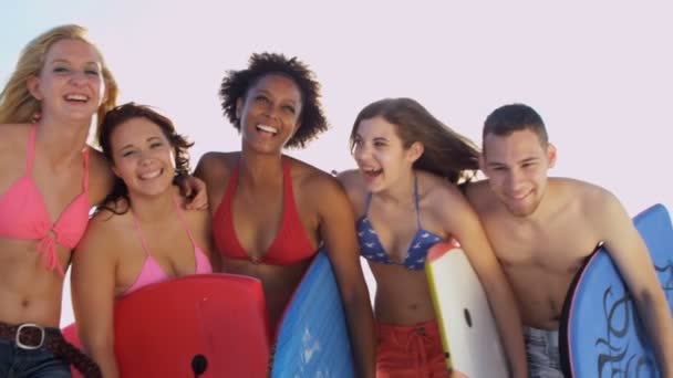 Les adolescents s'amusent sur la plage — Video