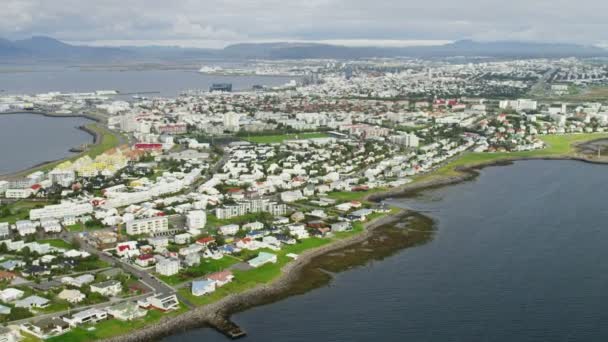 Reykjavik épületek és utak — Stock videók