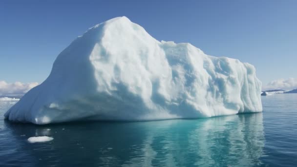 Gletsjer ice floes drijvend in het water — Stockvideo