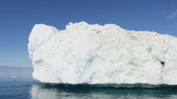 Témpanos glaciares flotando en el agua — Vídeos de Stock