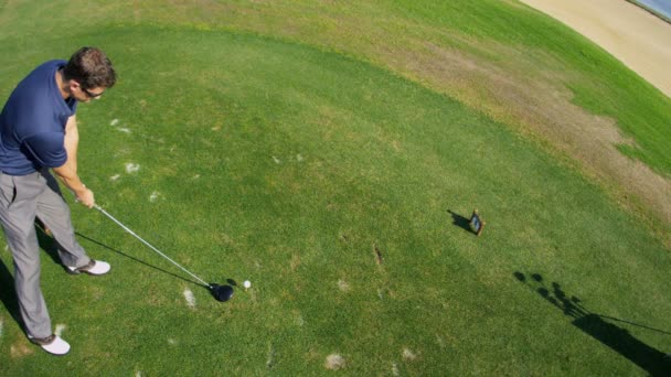 Manliga golfare att spela golf på utomhus — Stockvideo
