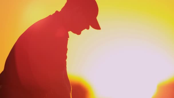 Male golfer playing golf at sunset — Stock Video