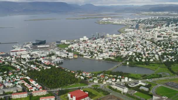 Reykjavik épületek és utak — Stock videók