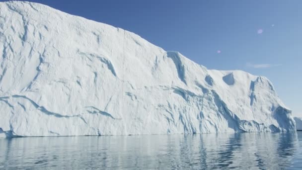 Gelo geleira floes flutuando na água — Vídeo de Stock