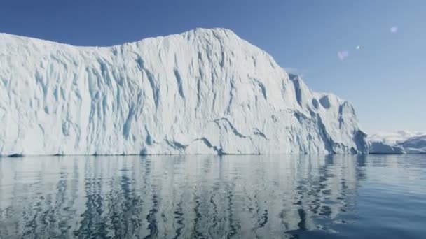 Témpanos glaciares flotando en el agua — Vídeo de stock