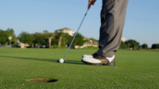 Golfista furando sua bola — Vídeo de Stock