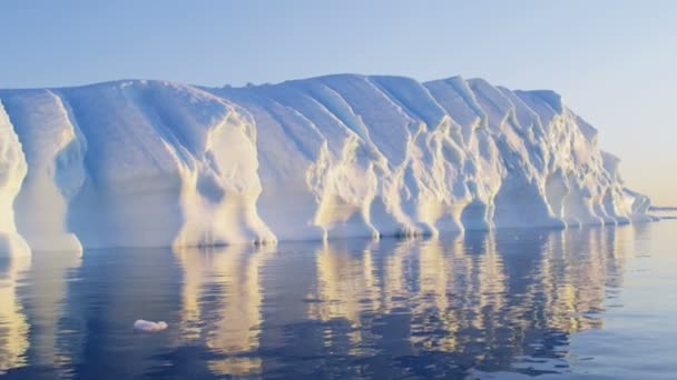 Gletschereisschollen treiben im Wasser — Stockvideo