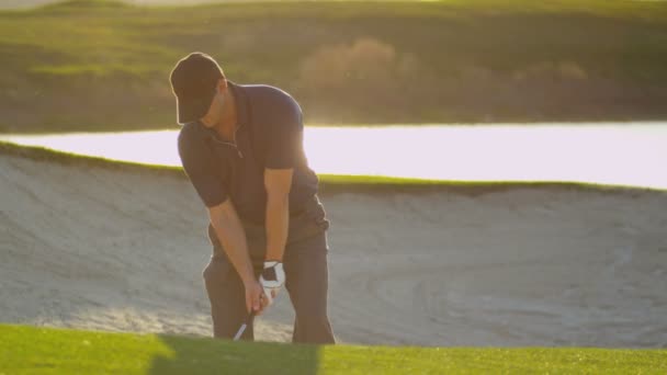 Golfista golpeando su pelota — Vídeos de Stock