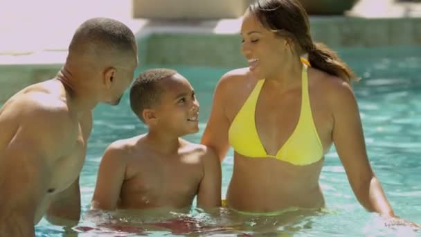 Familia pasar tiempo en la piscina — Vídeo de stock