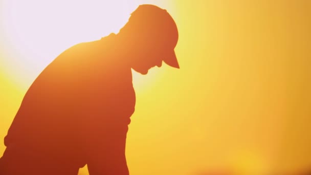 Golfista professionista che gioca a golf al tramonto — Video Stock