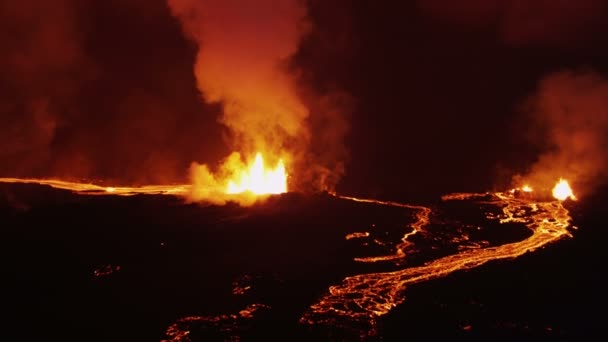 Fröccsenő szökőkutak vulkáni olvadt láva — Stock videók