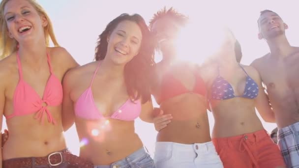 Adolescentes divirtiéndose en la playa — Vídeo de stock