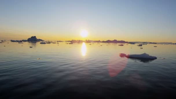 Lodowiec kry pływające w wodzie o zachodzie słońca — Wideo stockowe