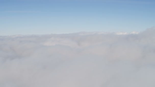 Volar a través de nubes blancas sobre Groenlandia — Vídeos de Stock