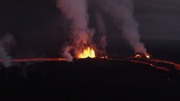 Plätschernde Fontänen vulkanischer Lava — Stockvideo