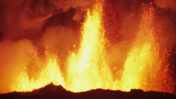 Aerial view of flowing  Holuhraun lava — Stock Video