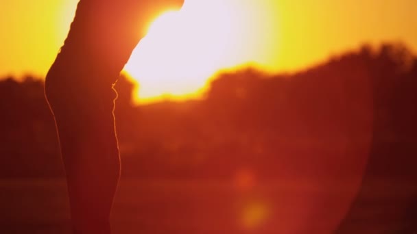 Golfista masculino jogando golfe ao pôr do sol — Vídeo de Stock