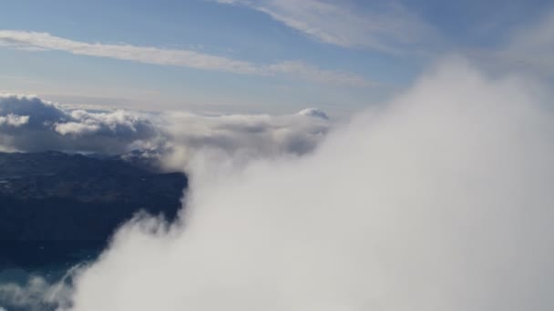 Volando attraverso nuvole bianche sopra la Groenlandia — Video Stock