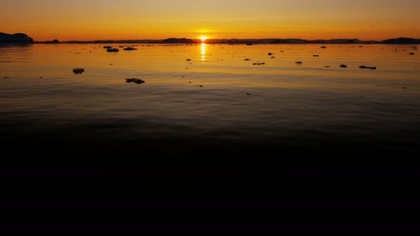 在日落时在水中漂浮的冰川冰浮冰 — 图库视频影像