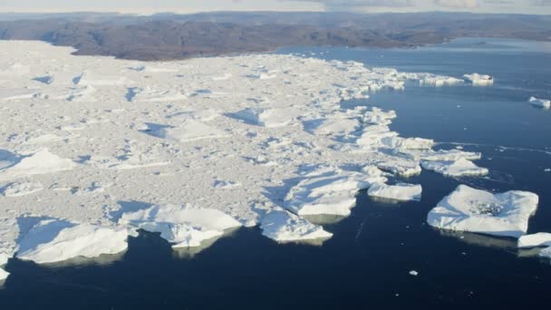 Témpanos glaciares flotando en el agua — Vídeos de Stock