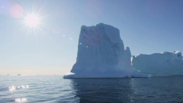 Gletsjer ice floes drijvend in het water — Stockvideo